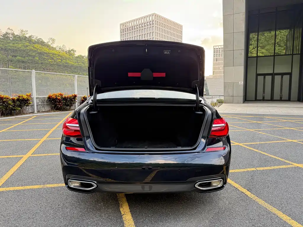 BMW 7 Series — миниатюра 23
