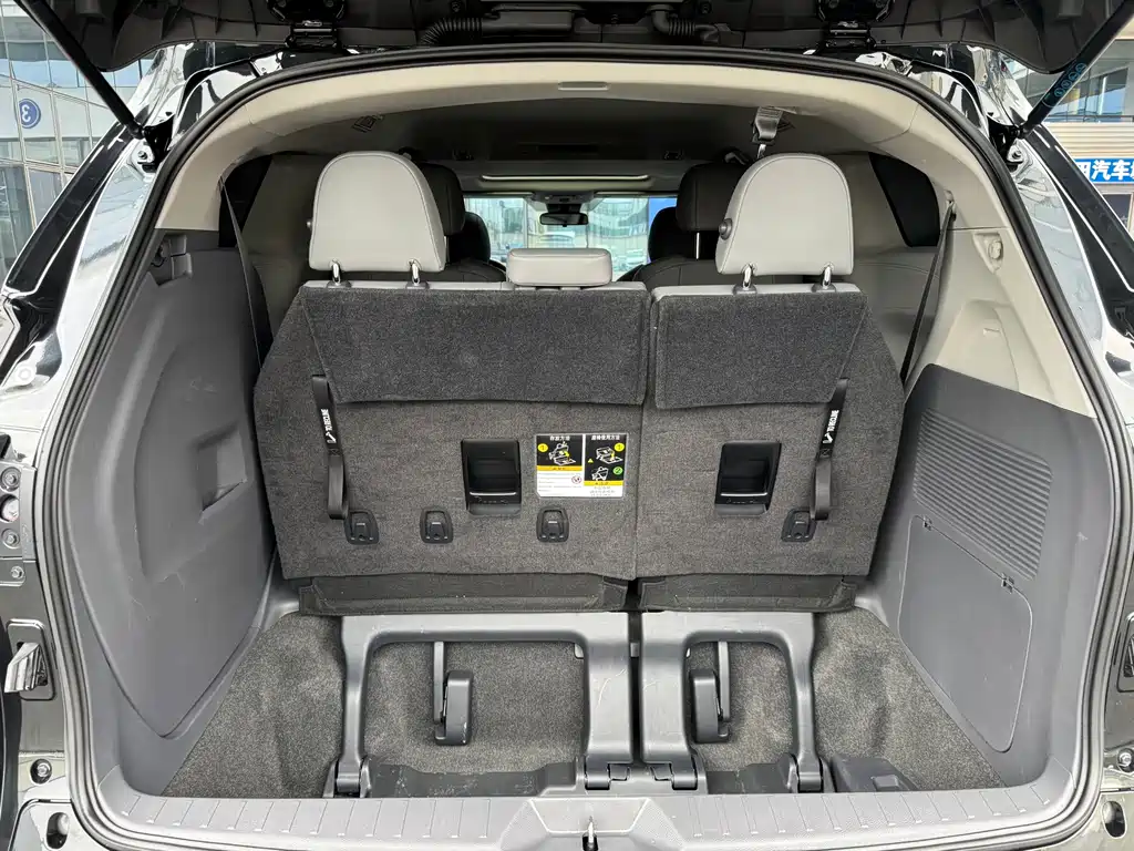 Toyota Granvia — миниатюра 7