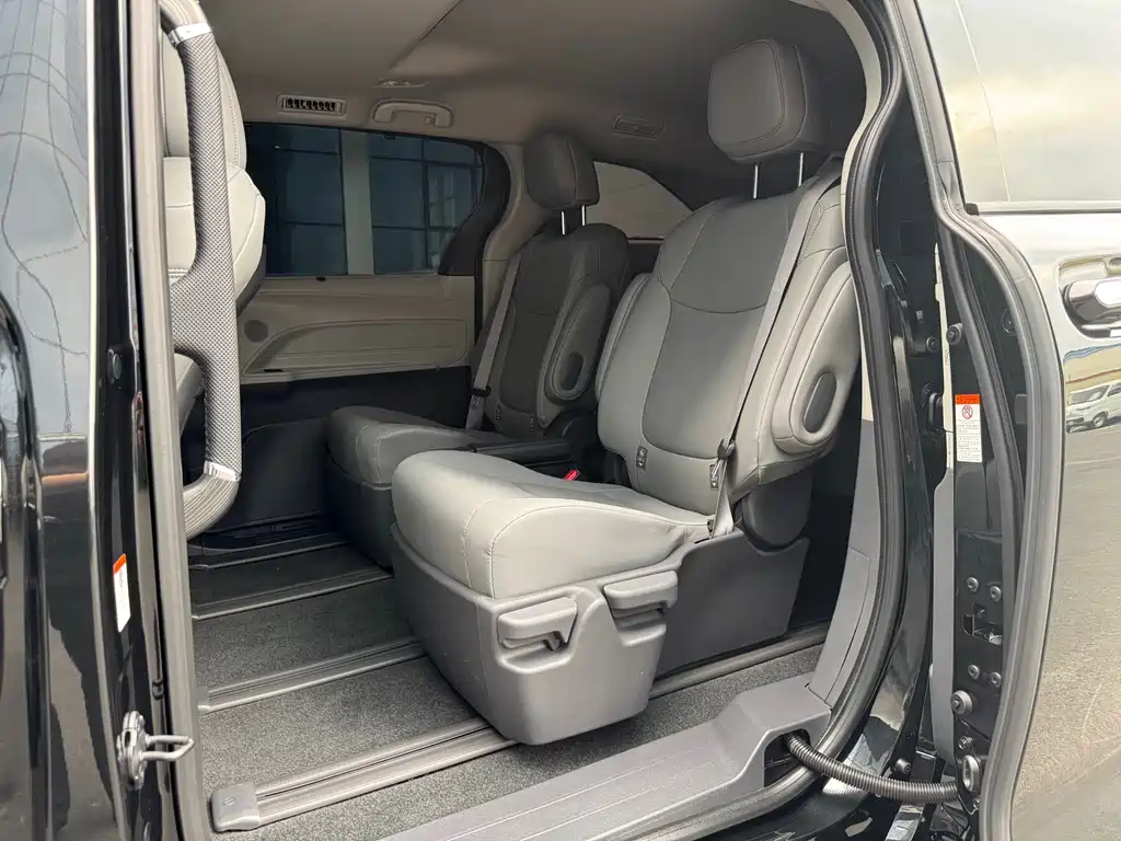 Toyota Granvia — миниатюра 9
