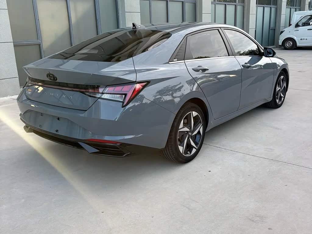 Hyundai Elantra 1.5 л 2023 г. Серебристо-серый, пробег 46000 км