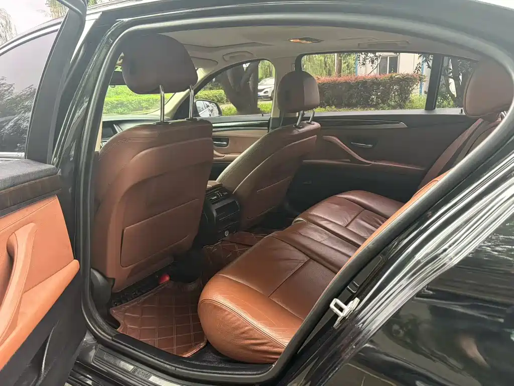 BMW 5 Series — миниатюра 9