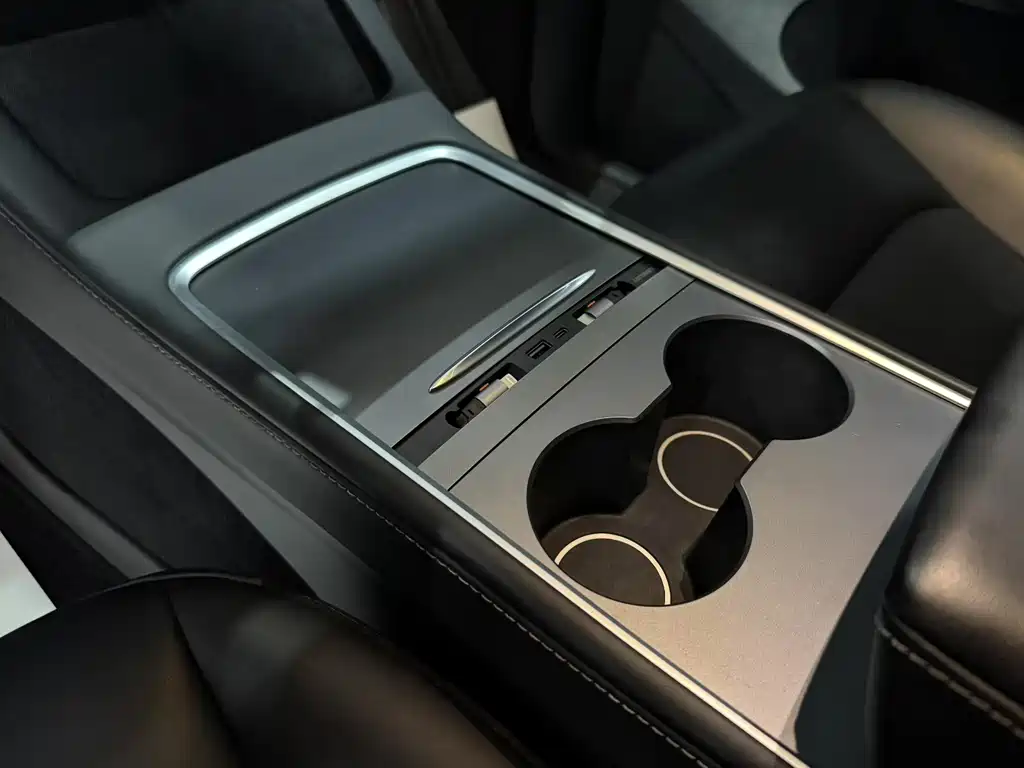 Tesla Model Y — миниатюра 8