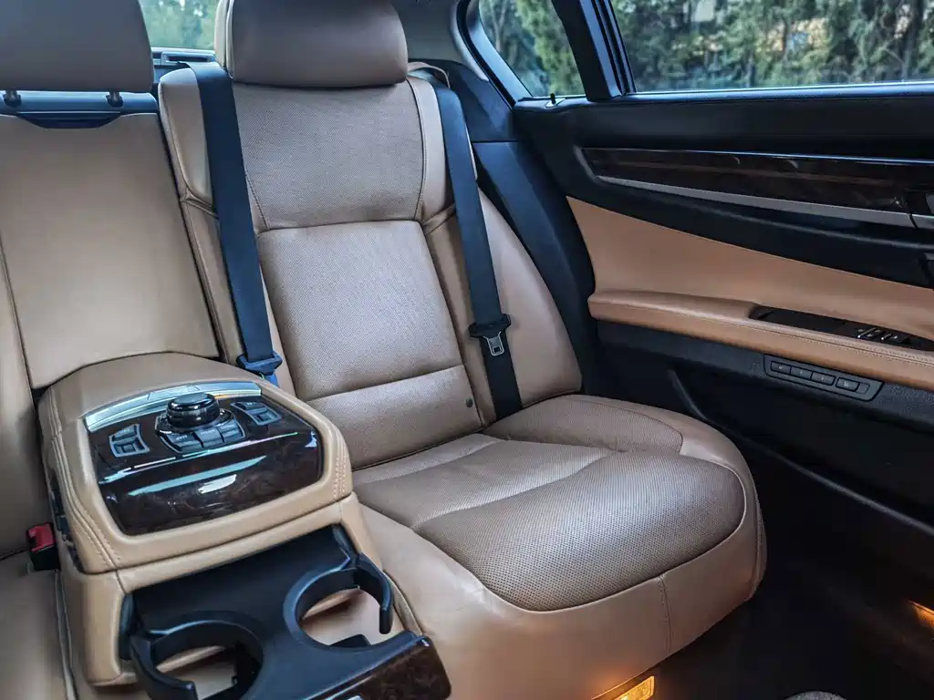 BMW 7 Series — миниатюра 34