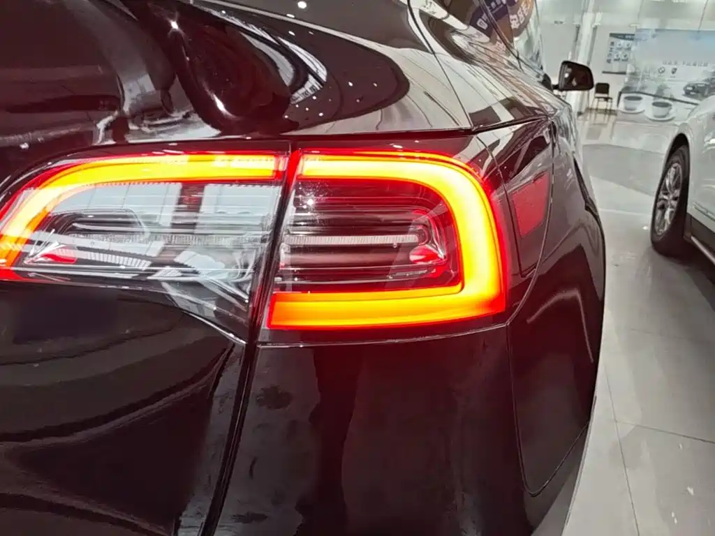 Tesla Model Y — миниатюра 8