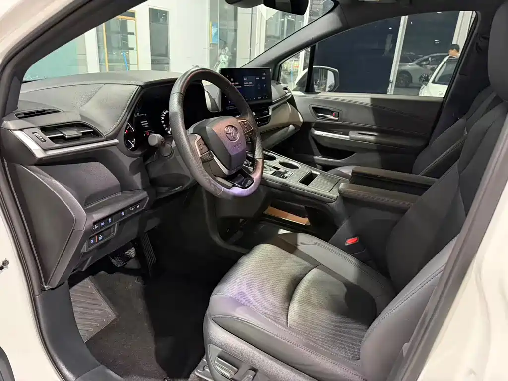 Toyota Granvia — миниатюра 6