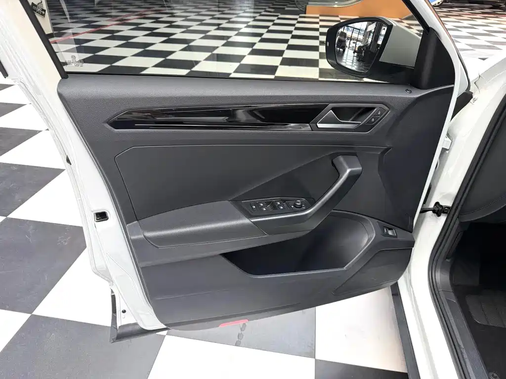 Volkswagen T-Roc — миниатюра 6