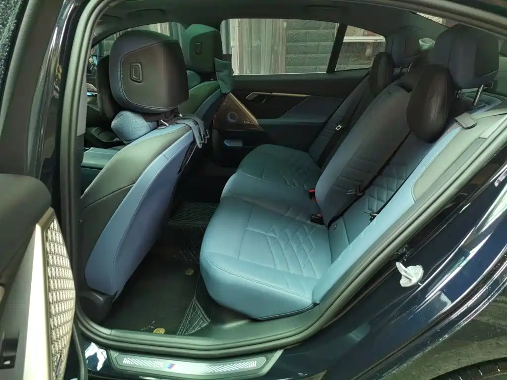 BMW 5 Series — миниатюра 13