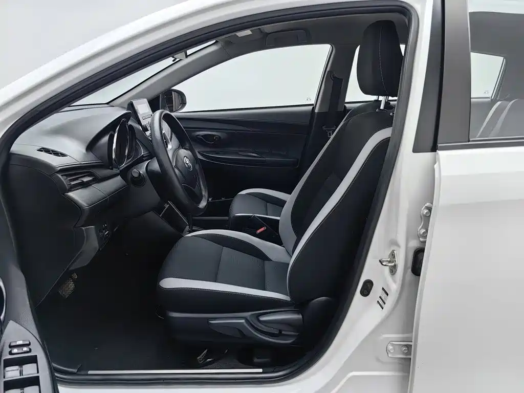Toyota Yaris L — миниатюра 10