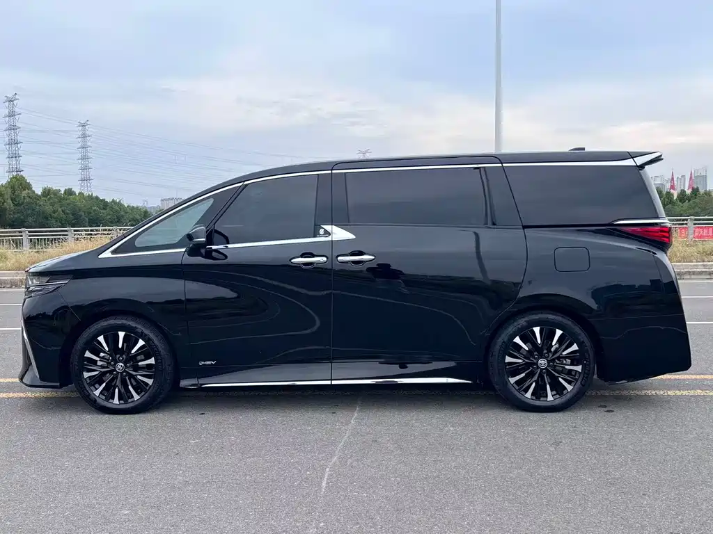 Toyota Alphard — миниатюра 7