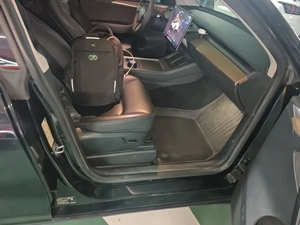 Tesla Model Y — миниатюра 18