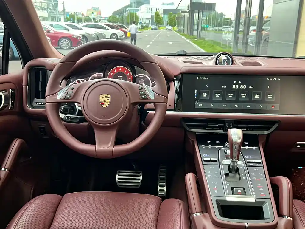Porsche Cayenne — миниатюра 6