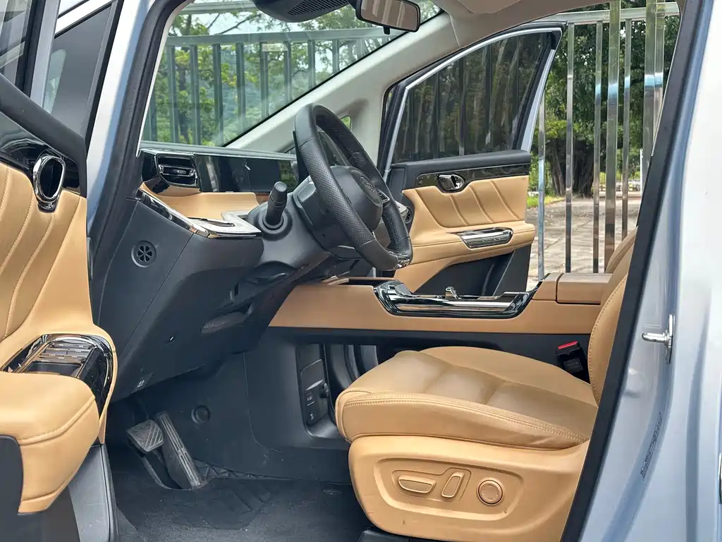 GAC Motor Trumpchi E8 PHEV — миниатюра 4