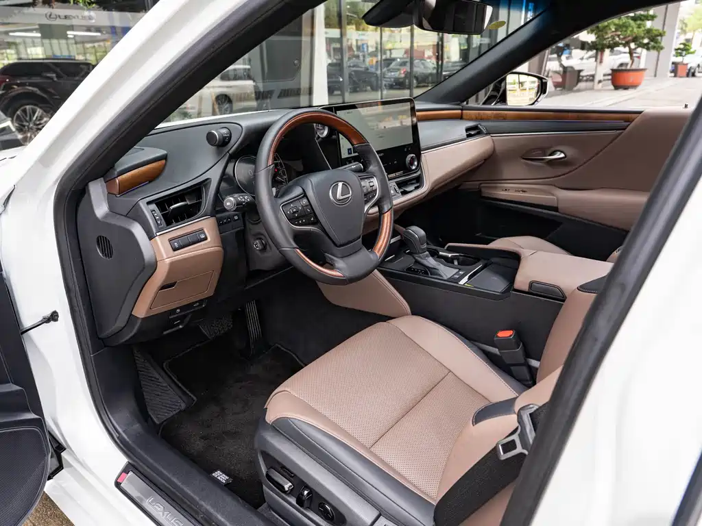 Lexus ES 2025 300h Premium
