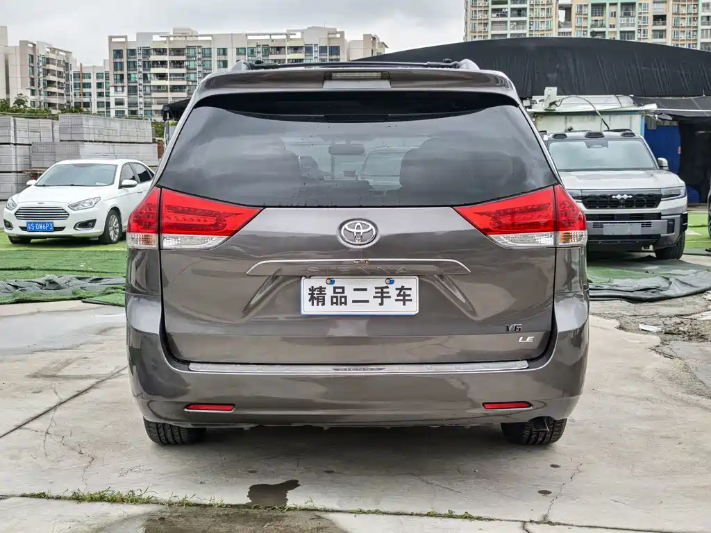 Toyota Sienna — миниатюра 5