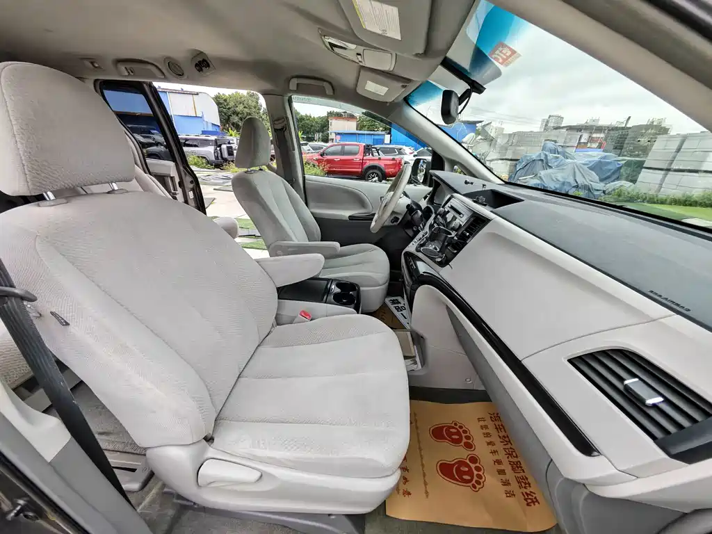 Toyota Sienna — миниатюра 11