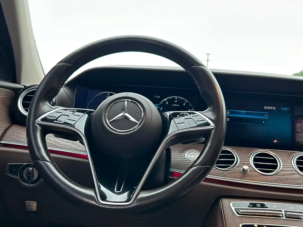 Mercedes-Benz E-Class — миниатюра 6