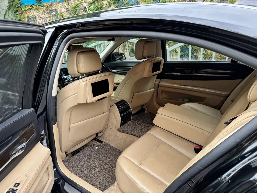 BMW 7 Series — миниатюра 9