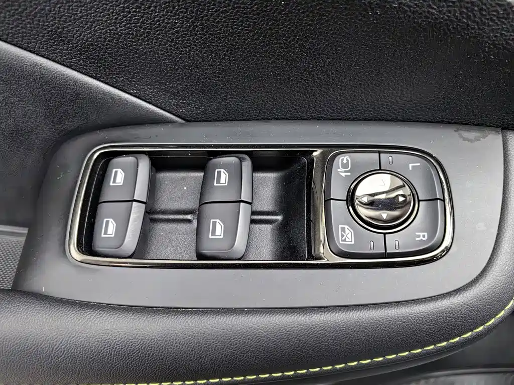 Roewe RX5 — миниатюра 9