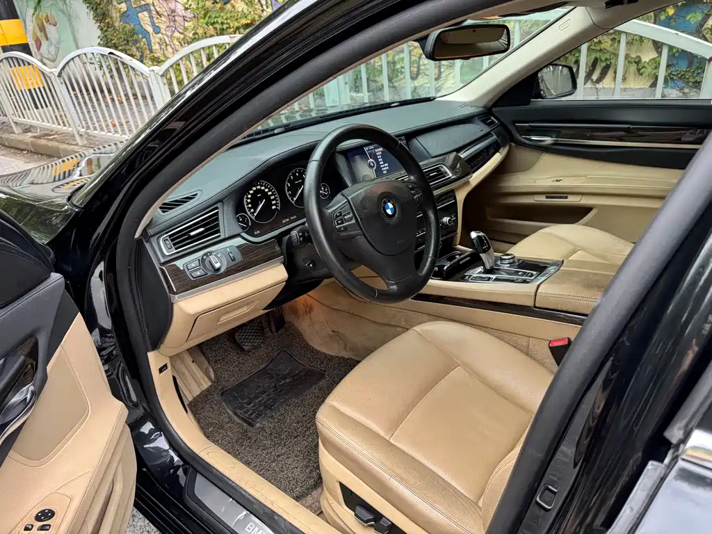 BMW 7 Series — миниатюра 10