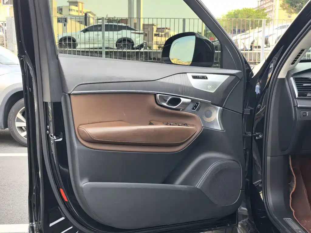 Volvo XC90 — миниатюра 5