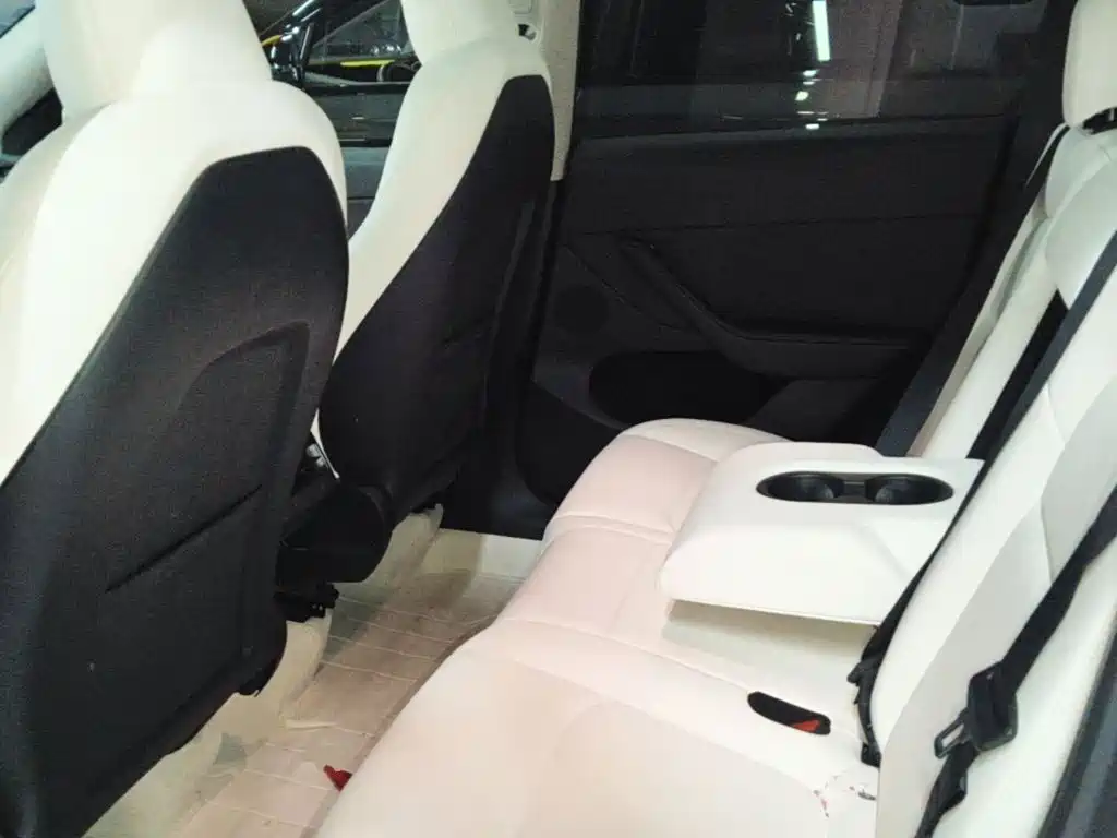 Tesla Model Y — миниатюра 17