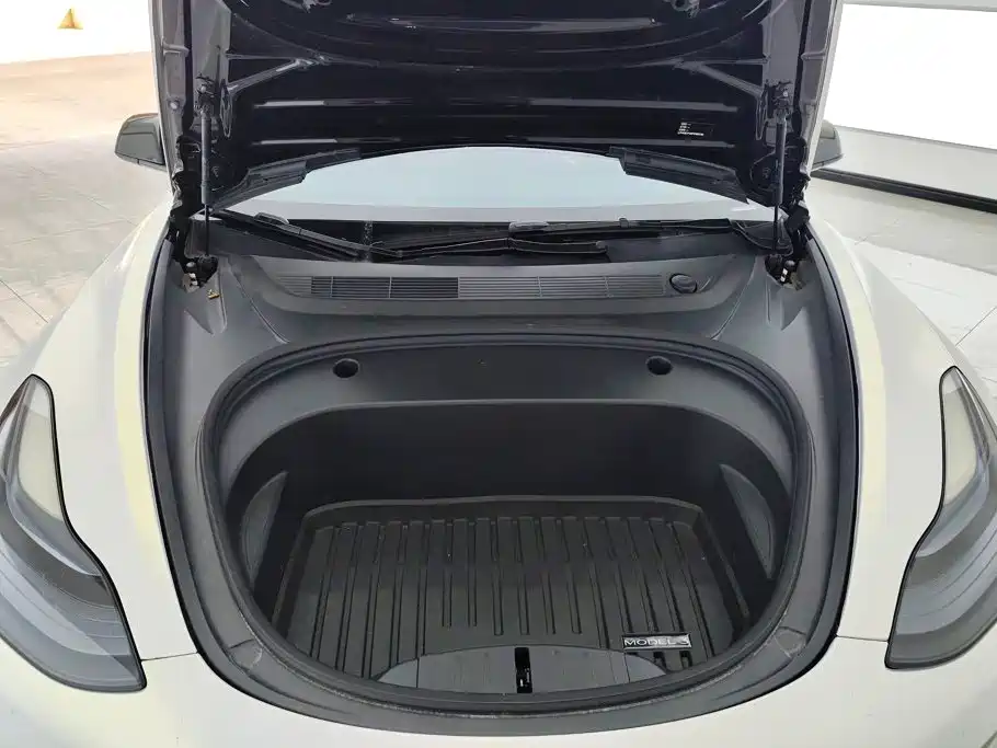 Tesla Model 3 — миниатюра 10