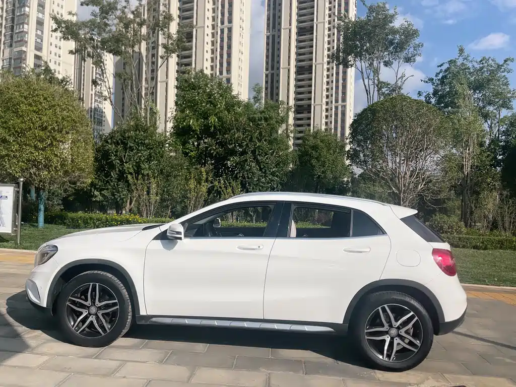 MERCEDES-BENZ GLA