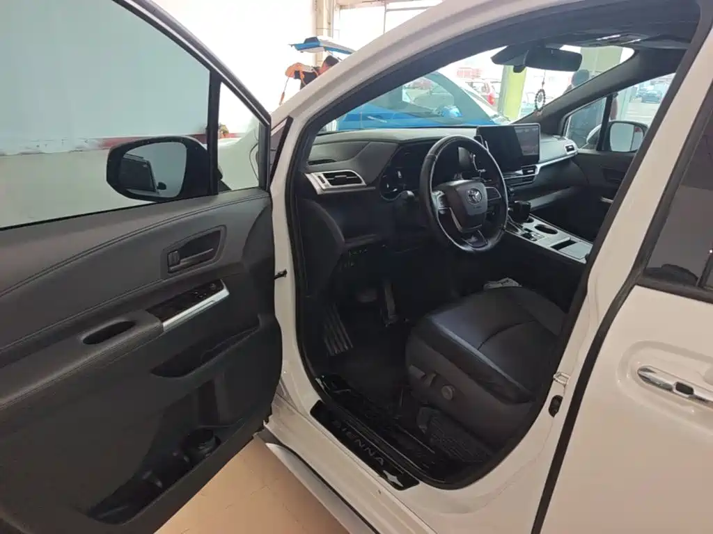 Toyota Granvia — миниатюра 16