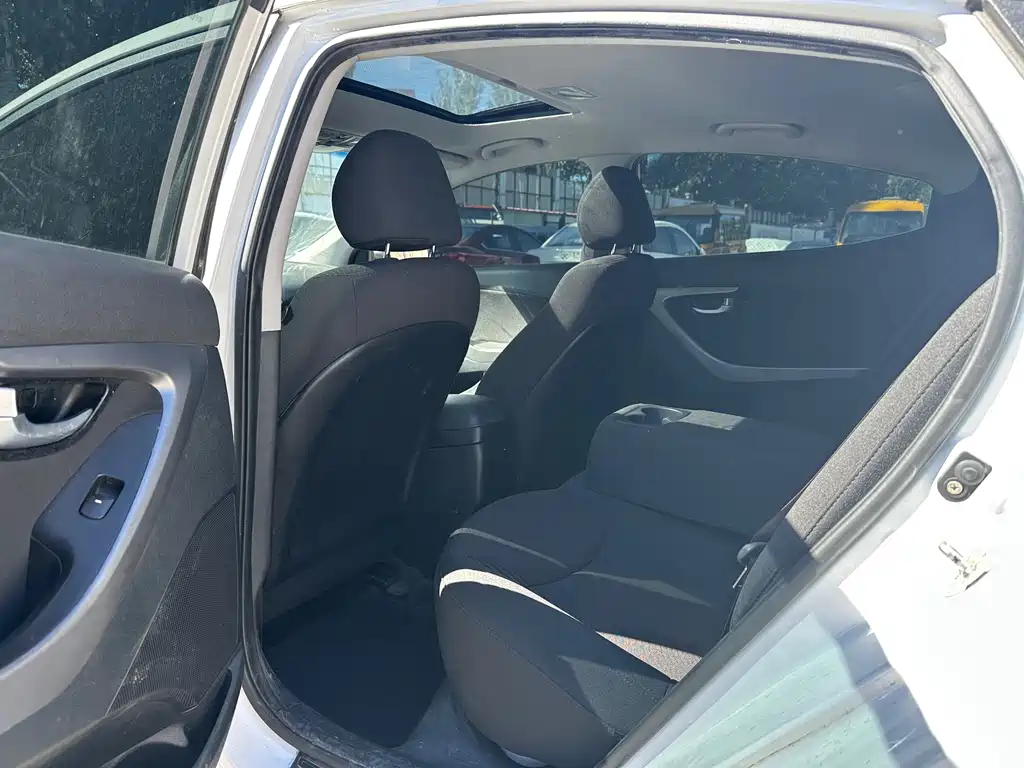 Hyundai Elantra Langdong — миниатюра 12