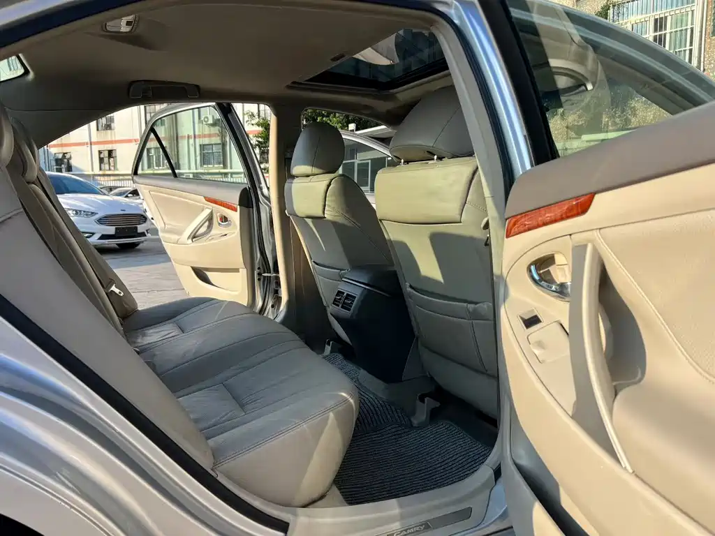 Toyota Camry — миниатюра 6
