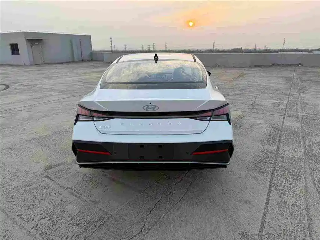 Hyundai Elantra — миниатюра 8
