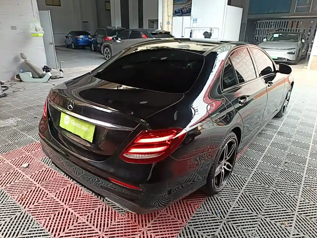 Mercedes-Benz E-Class — миниатюра 7