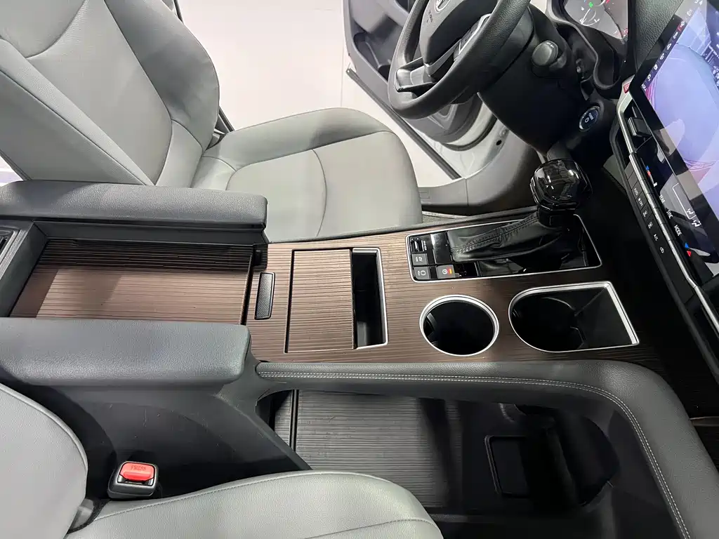 Toyota Granvia — миниатюра 23