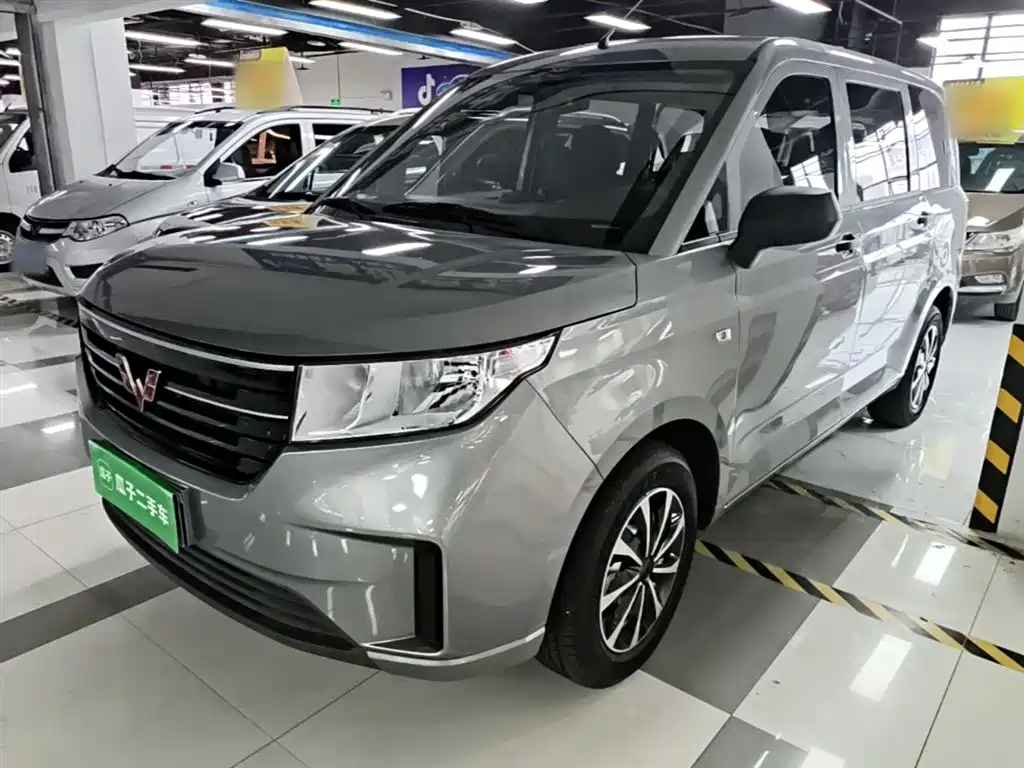 Купить Wuling Hongguang PLUS