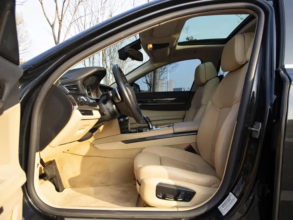 BMW 7 Series — миниатюра 11