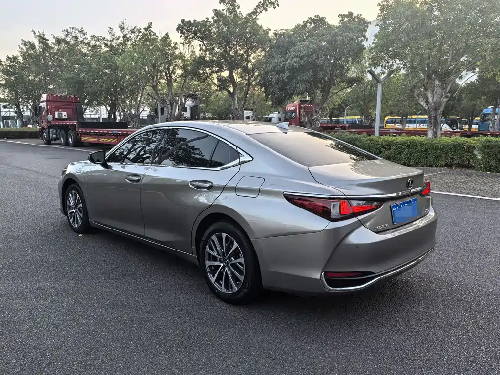 LEXUS  ES