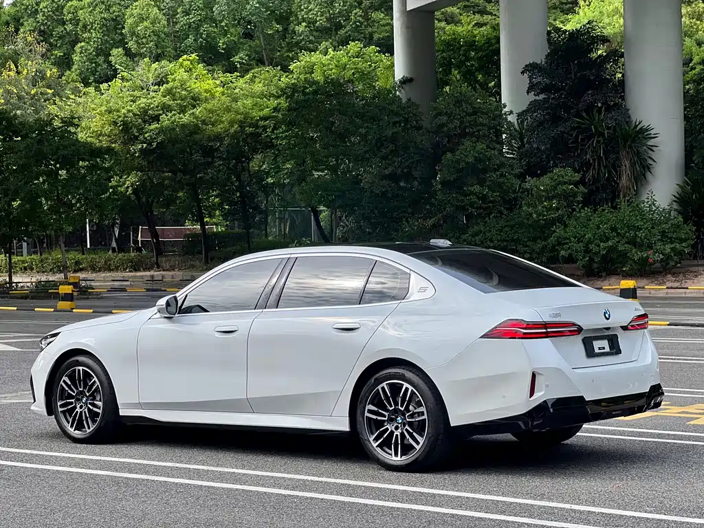 BMW 5 Series — миниатюра 3
