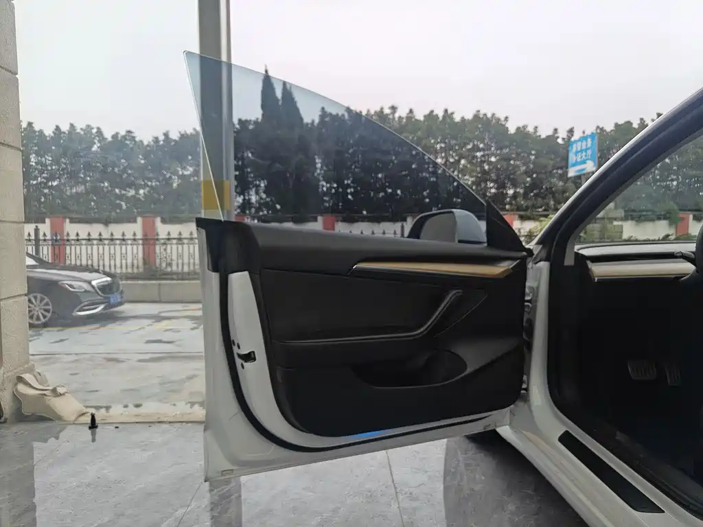 Tesla Model 3 — миниатюра 7