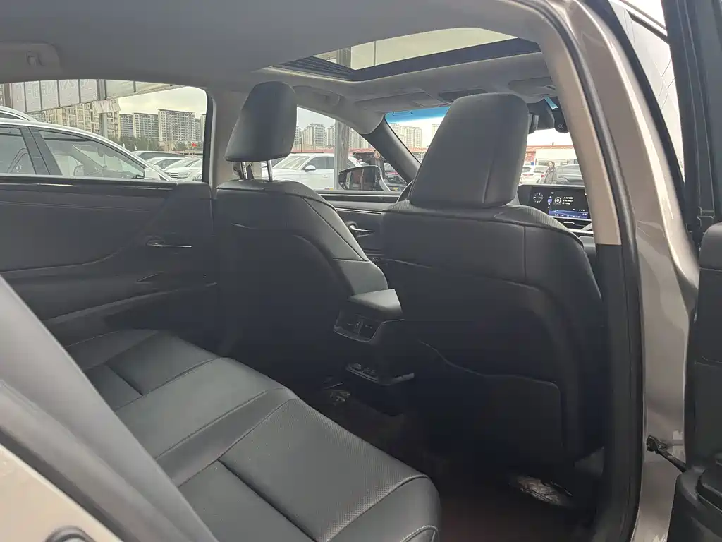 Lexus ES — миниатюра 11