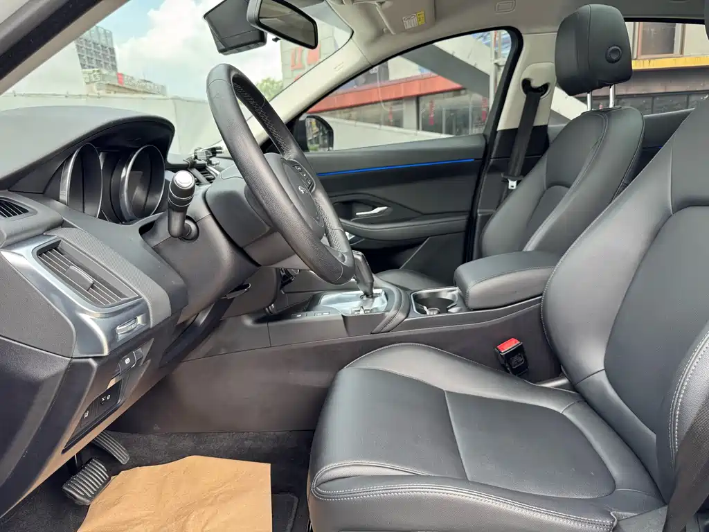 Jaguar E-PACE — миниатюра 4