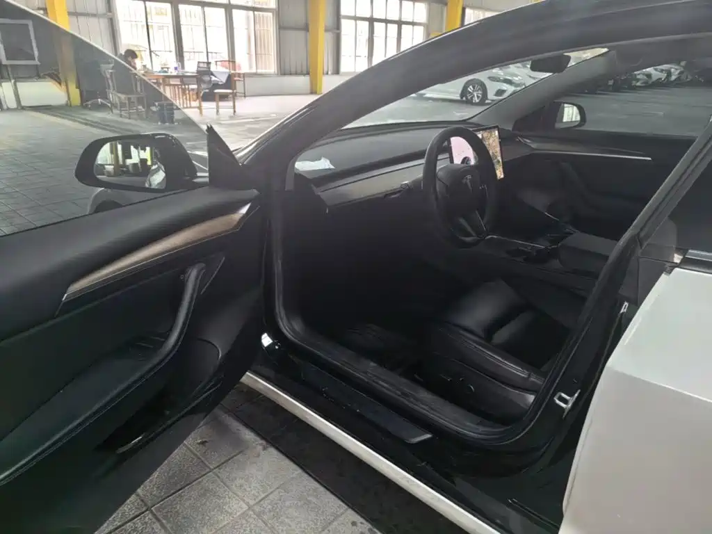 Tesla Model 3 — миниатюра 16
