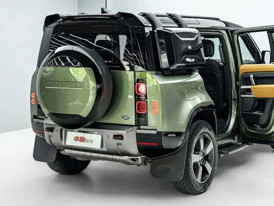 Land Rover Defender 2023 — фото 33
