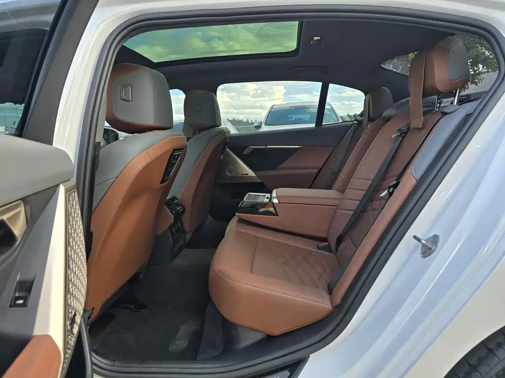 BMW 5 Series — миниатюра 12