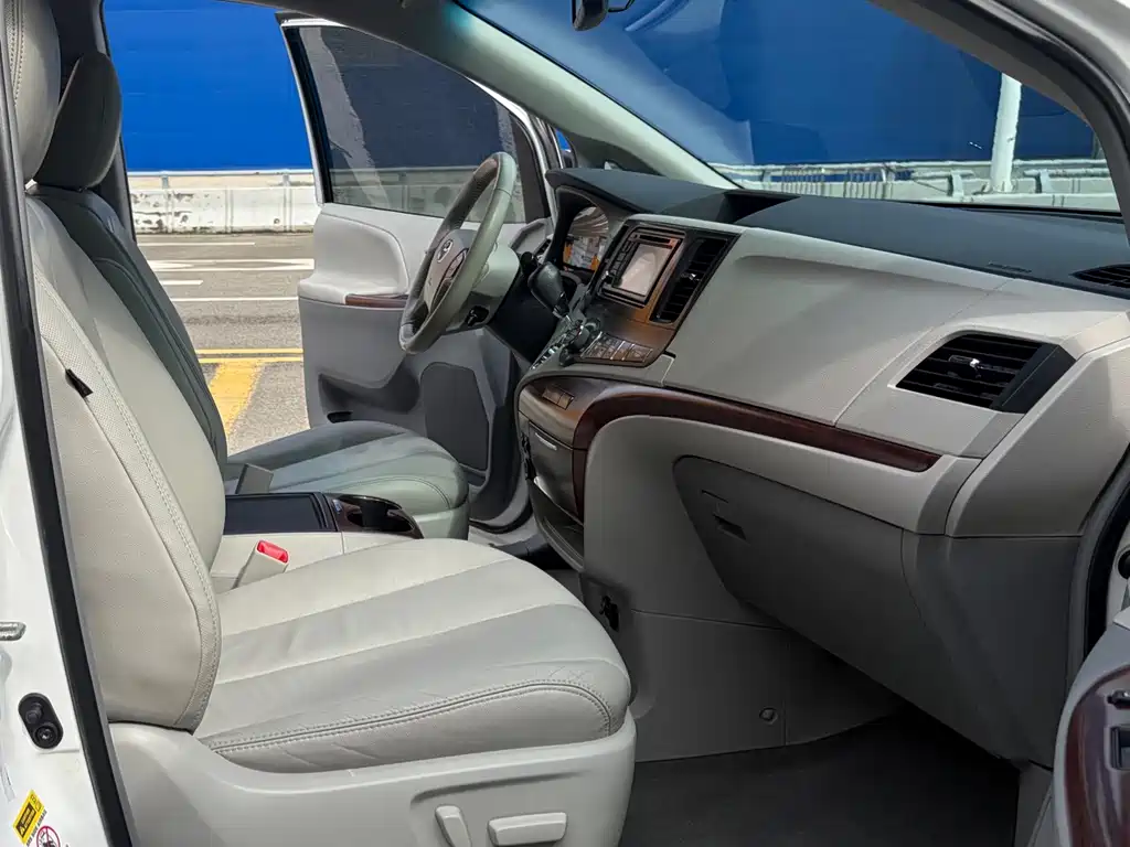 Toyota Sienna — миниатюра 7