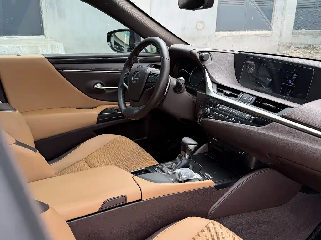 Lexus ES 2018 300h V