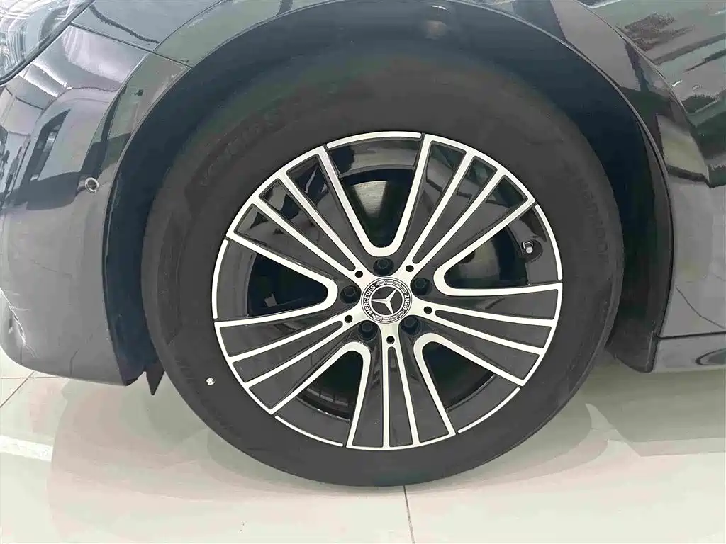 Mercedes-Benz E-Class — миниатюра 4