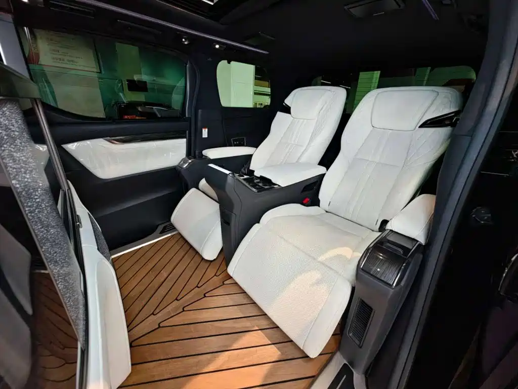 Lexus LM — миниатюра 39