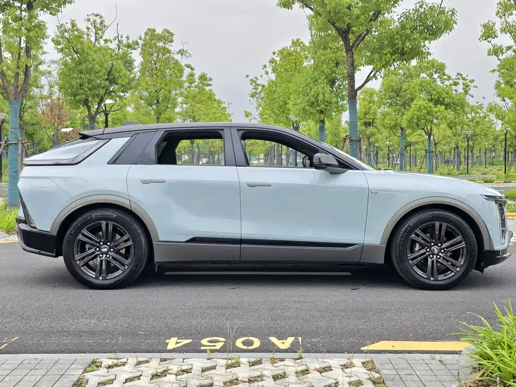 Cadillac IQ 2022 Luxury