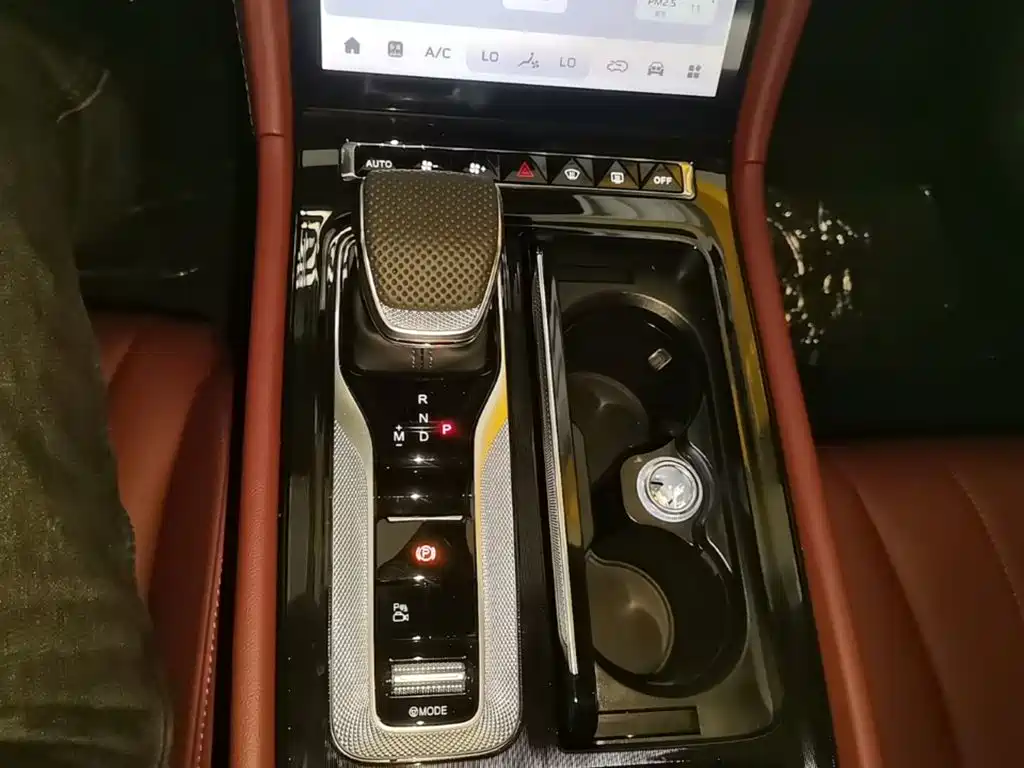 Hongqi Hongqi H5 — миниатюра 14