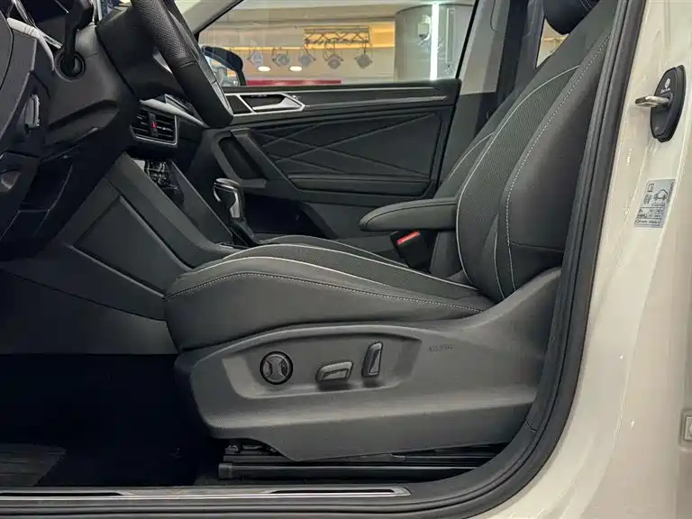 Volkswagen Tiguan L L 2022 380TSI AT R-Line 7 мест